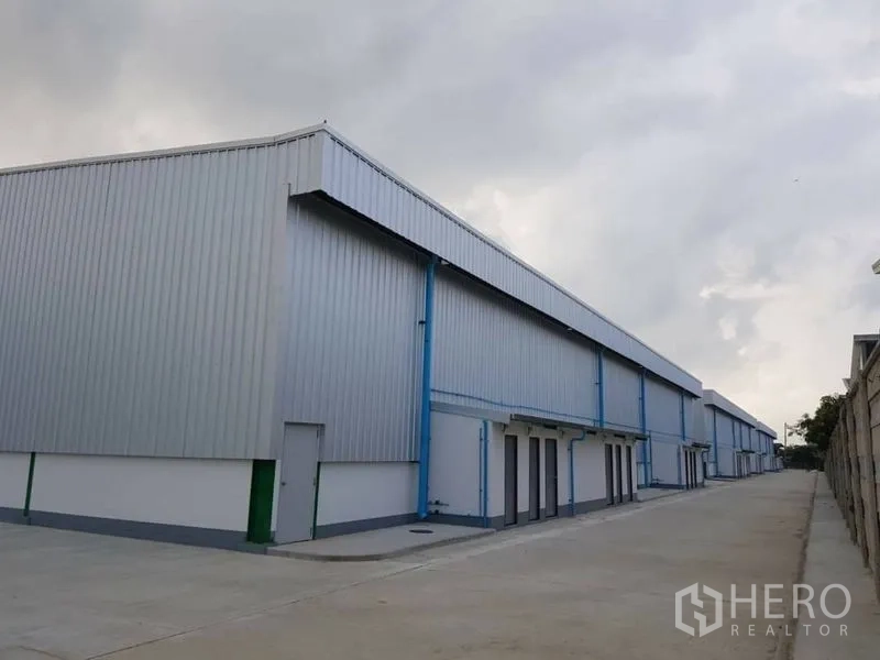 คลังสินค้า ให้เช่าในBang Phli, Samut Prakan - แถวอาคารโกดังผนังเมทัลชีท ประตูม้วน พร้อมทางสัญจรกว้าง
