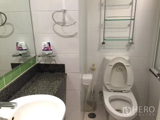 คอนโด ให้เช่าหรือขายในKhlong Toei, Bangkok - ห้องน้ำกะทัดรัดพร้อมโถสุขภัณฑ์ อ่างล้างหน้า เคาน์เตอร์หินแกรนิต และชั้นวางกระจก