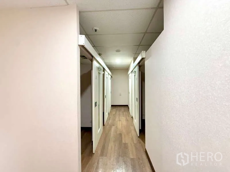 办公空间 出租在Chatuchak, Bangkok - 走廊两侧分隔出多间房，配推拉门
