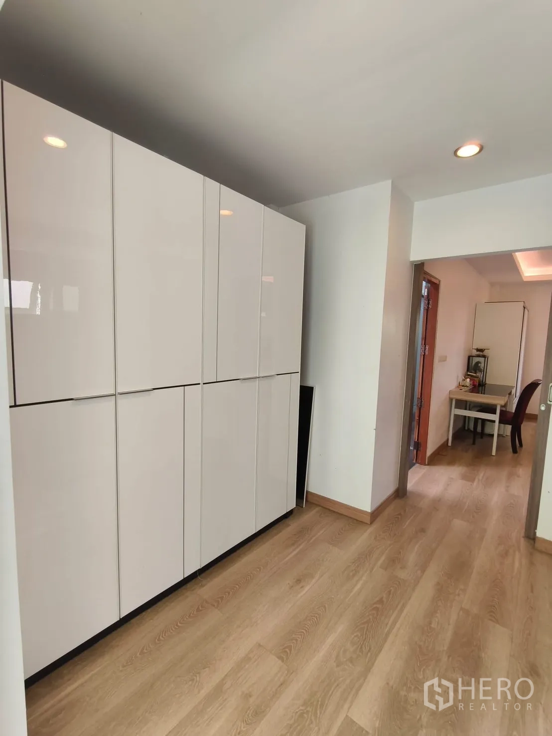 Detached House for rent in Bang Kapi, Bangkok - Walk‑in corridor with glossy storage cabinets.
