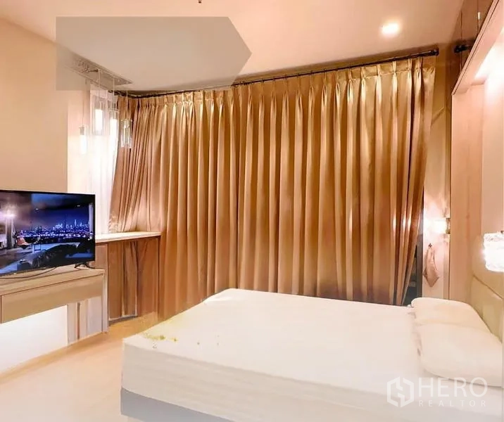 คอนโด ให้เช่าในWatthana, Bangkok - ห้องนอนพร้อมผ้าม่านสีบรอนซ์ ตู้วางทีวีลอย และมุมทำงาน