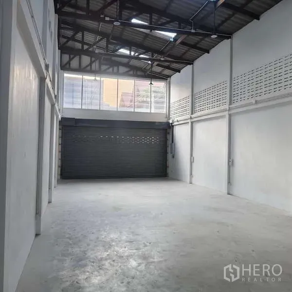 店屋 出租在Khlong Toei, Bangkok - 一层空间配高窗与电动卷帘门。