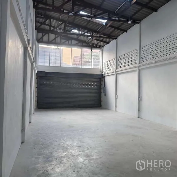 店屋 出租在Khlong Toei, Bangkok - 一层空间配高窗与电动卷帘门。