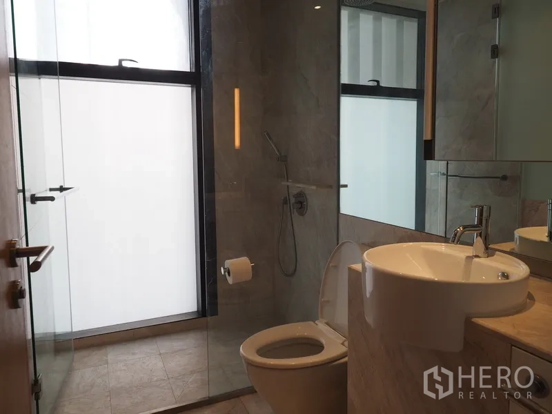 คอนโด ให้เช่าในSathon, Bangkok - ห้องน้ำดีไซน์เรียบหรู ฝักบัวแบบวอล์กอิน หน้าต่างกระจกฝ้า และอุปกรณ์ทันสมัย