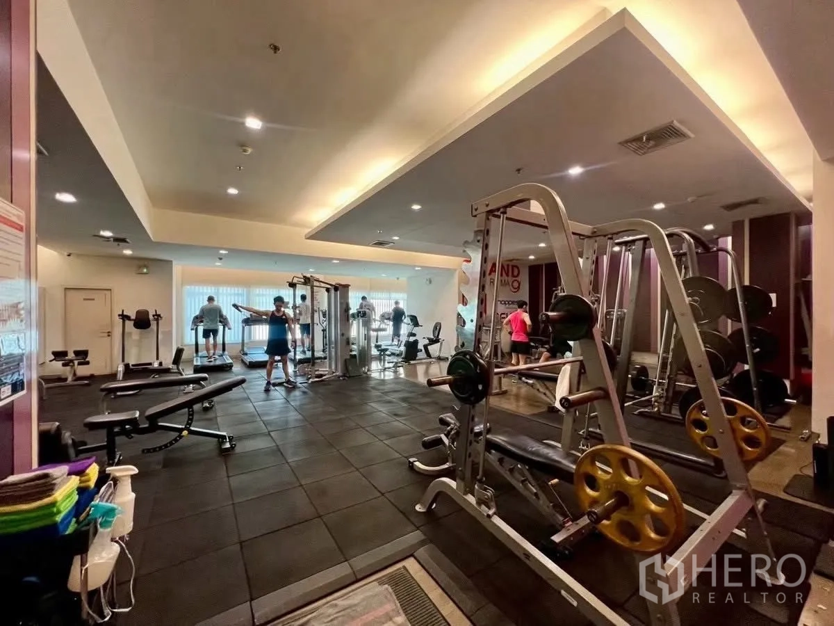 Condominium for rent in Huai Khwang, Bangkok - Fully equipped fitness room with weight machines and cardio equipment.