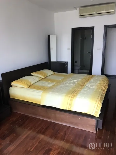 คอนโด ให้เช่าในKhlong Toei, Bangkok - ห้องนอนหลักพื้นไม้ เตียงคู่ พร้อมทางเข้าห้องน้ำในตัว