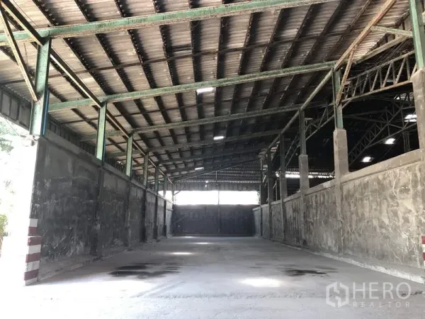 คลังสินค้า ให้เช่าในThanyaburi, Pathum Thani - โซนเก็บสินค้าปิดล้อม ใต้หลังคาเมทัลชีต ผนังสูง พร้อมประตูบานเลื่อนด้านท้าย
