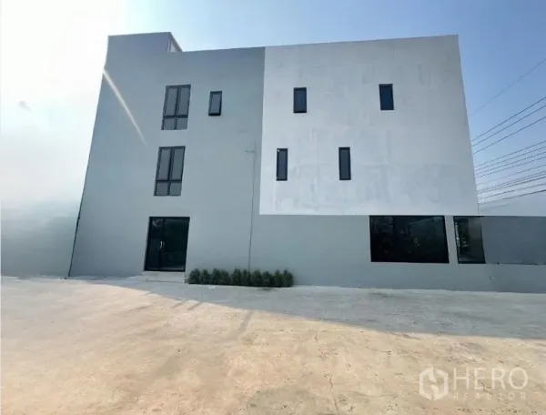 สำนักงานที่บ้าน ขายในThanyaburi, Pathum Thani - มุมมองด้านข้างอาคารมินิมอล 3 ชั้น ช่องหน้าต่างเรียว และลานจอดรถกว้าง