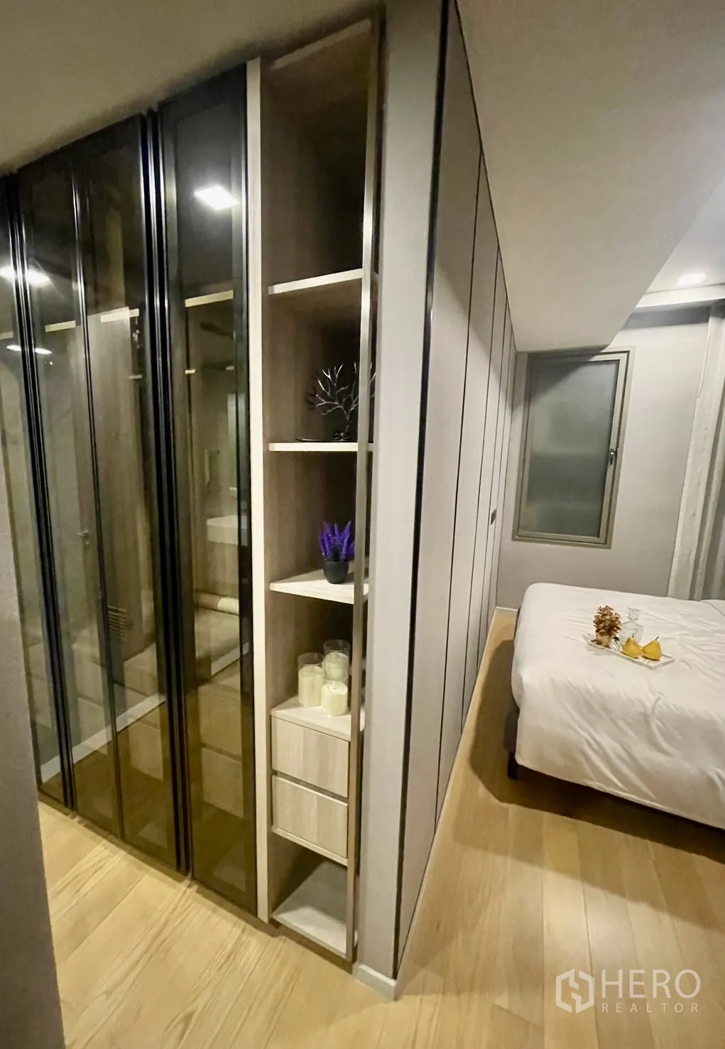 คอนโด ให้เช่าในWatthana, Bangkok - เคาน์เตอร์แพนทรีและตู้เย็นสแตนเลสในโถงครัวสว่าง