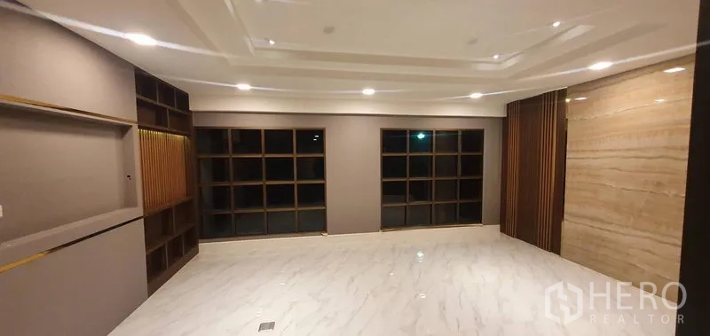 零售空间 出租在Watthana, Bangkok - 宽敞展厅，层次吊顶，大格栅窗，仿大理石地面与内置展示架