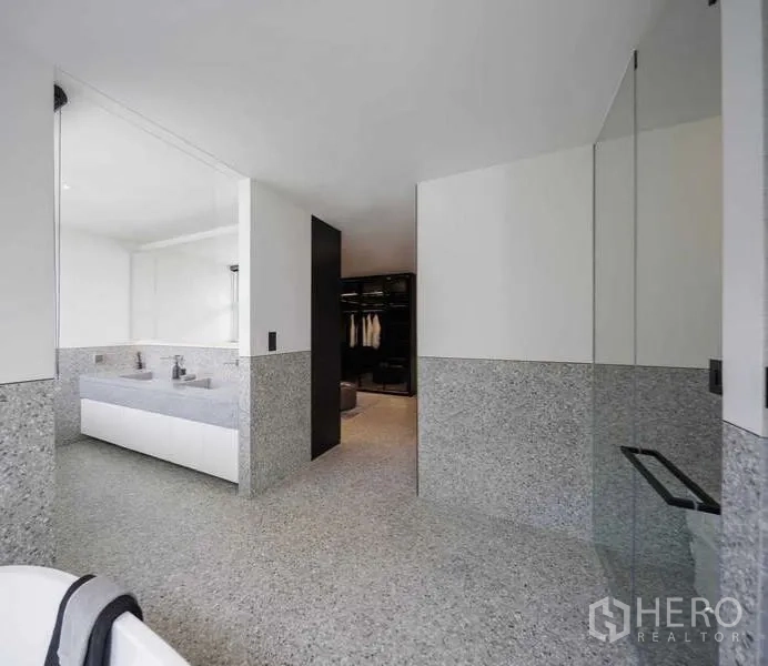 Home Office for rent in Bang Phli, Samut Prakan - Spacious bathroom with terrazzo flooring, double vanity and access to a dressing room.