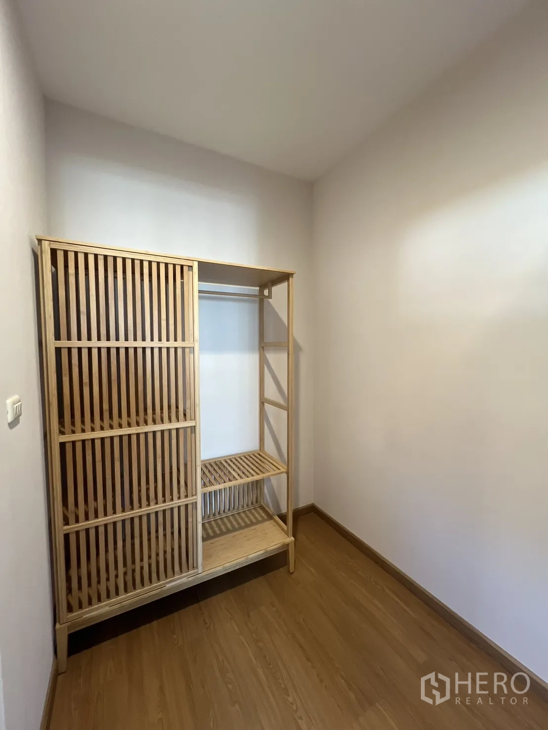 บ้านเดี่ยว for rent in Bang Kapi, Bangkok - ห้องขนาดเล็กพร้อมตู้เสื้อผ้าไม้แบบเปิดและพื้นไม้.