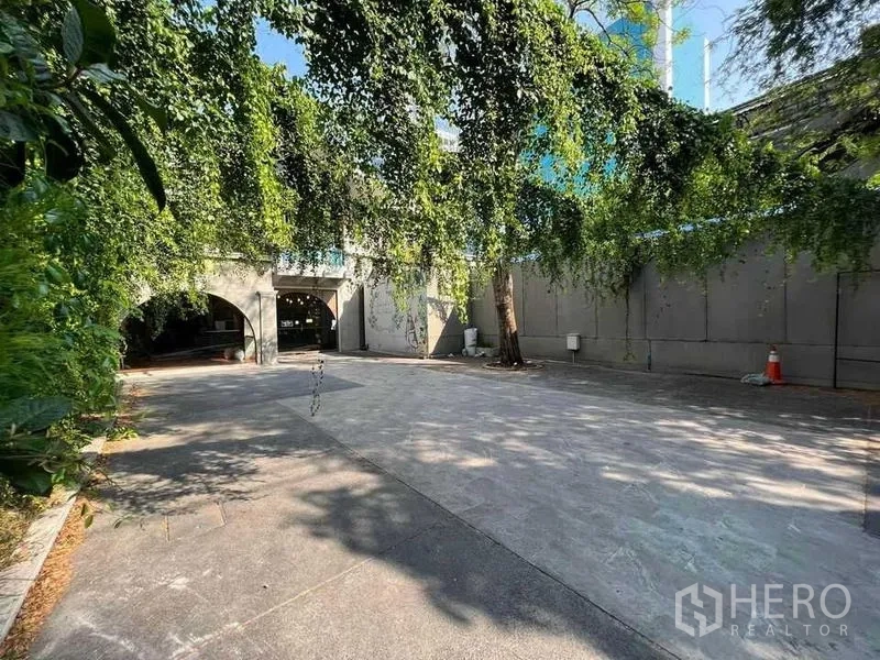 พื้นที่ขายปลีก ให้เช่าในPhaya Thai, Bangkok - มุมมองลานสู่ด้านหน้าอาคารซุ้มโค้งใต้เถาวัลย์