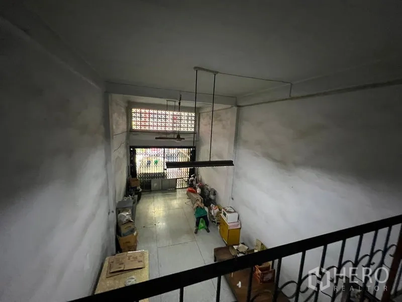 อาคารพาณิชย์ ขายในPhra Khanong, Bangkok - มุมมองจากชั้นลอยลงสู่โถงชั้นล่างเพดานสูงและประตูหน้าบ้าน