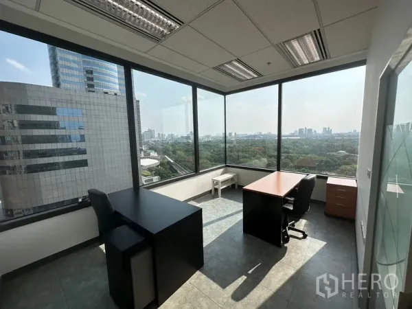 办公空间 出租在Chatuchak, Bangkok - 高层转角办公室，落地窗俯瞰公园与天际线景观