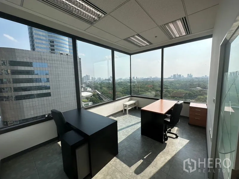 办公空间 出租在Chatuchak, Bangkok - 高层转角办公室，落地窗俯瞰公园与天际线景观
