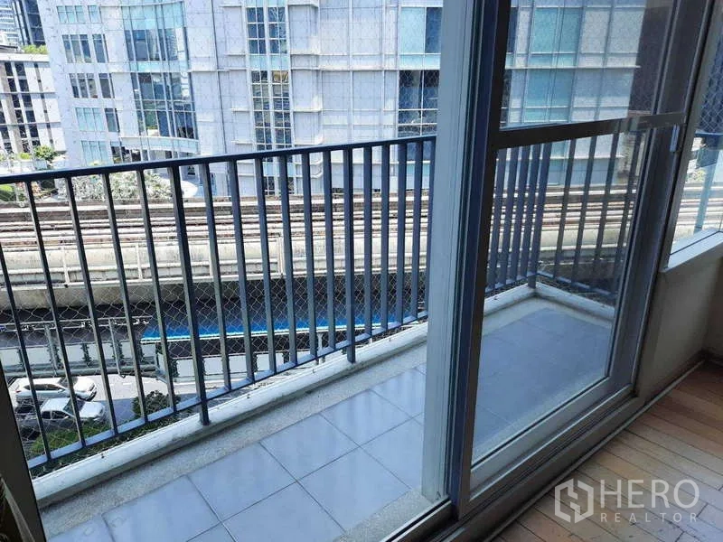 公寓 出租在Khlong Toei, Bangkok - 小阳台金属栏杆，可俯瞰轻轨轨道与高楼。