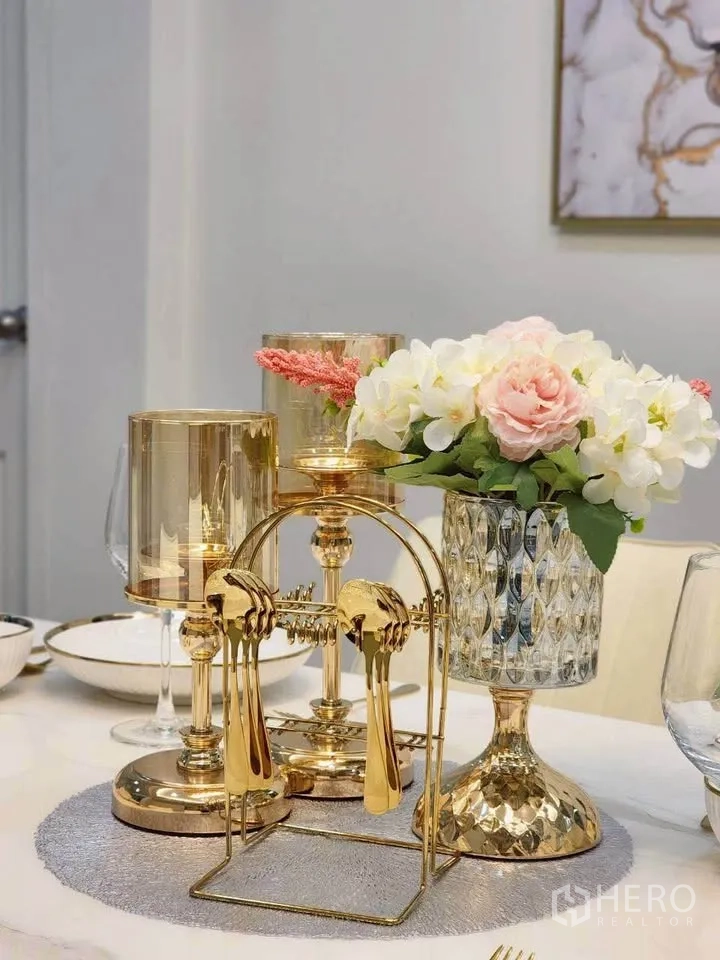 独栋房屋 for rent in Huai Khwang, Bangkok - 餐桌装饰特写，金色器具与花艺。