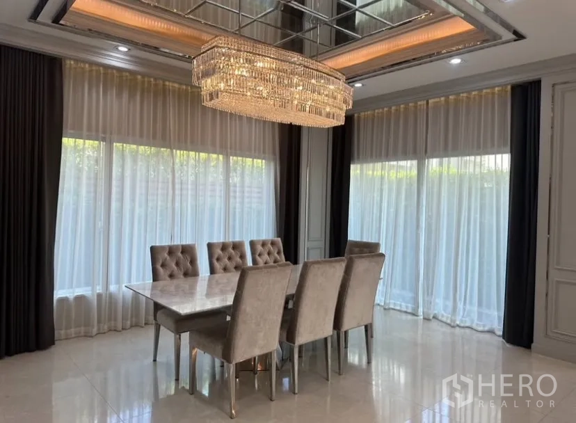 บ้านเดี่ยว for rent or sale in Prawet, Bangkok - ห้องรับประทานอาหาร โต๊ะหินอ่อน เก้าอี้บุผ้า 6 ที่นั่ง และโคมไฟระย้าหรู