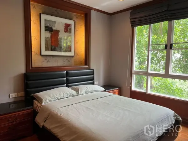 คอนโด ให้เช่าหรือขายในPhra Khanong, Bangkok - ห้องนอนอบอุ่นพร้อมหัวเตียงบุและหน้าต่างบานใหญ่เห็นวิวต้นไม้