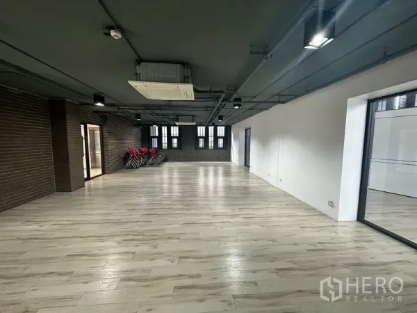 พื้นที่ขายปลีก ให้เช่าในBang Phli, Samut Prakan - พื้นที่อเนกประสงค์กว้าง เพดานเปลือย เก้าอี้วางซ้อนริมหน้าต่าง