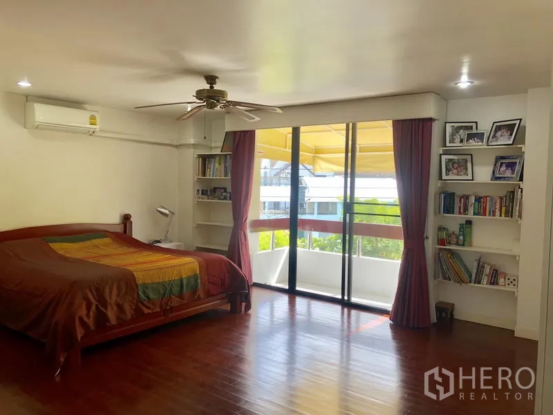 ทาวน์เฮาส์ ให้เช่าหรือขายในBangkok - ห้องนอนมาสเตอร์กว้าง พื้นไม้ ชั้นบิวท์อิน และประตูกระจกออกสู่ระเบียง