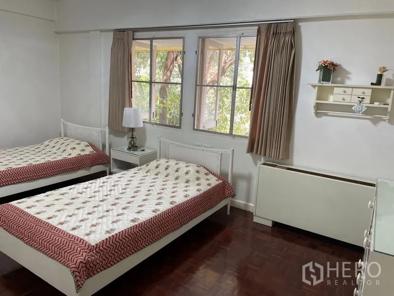 อพาร์ทเมนท์ ให้เช่าในWatthana, Bangkok - ห้องนอนเตียงเดี่ยวคู่ มีโต๊ะหัวเตียงและหน้าต่างบานใหญ่