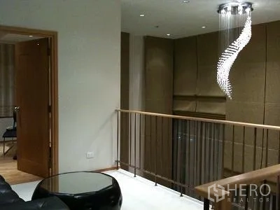 公寓 出租或出售在Khlong Toei, Bangkok - 阁楼式夹层，栏杆与螺旋水晶吊灯。