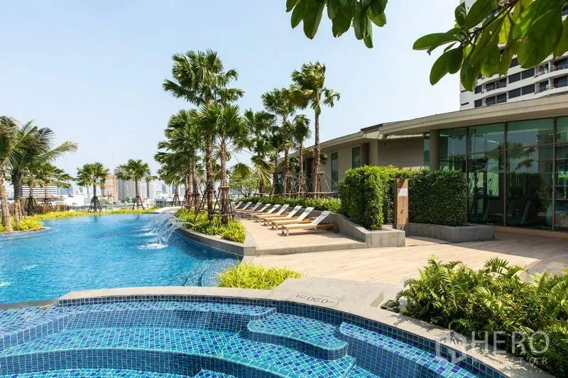 คอนโด ให้เช่าหรือขายในWatthana, Bangkok - สระว่ายน้ำสไตล์รีสอร์ตพร้อมจากุซซี เตียงอาบแดด และต้นปาล์ม