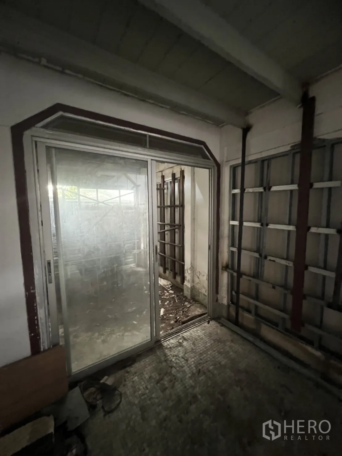 บ้าน ให้เช่าในSathon, Bangkok - ห้องเล็กภายใน ประตูบานเลื่อนกระจกเชื่อมต่อพื้นที่เก็บของ