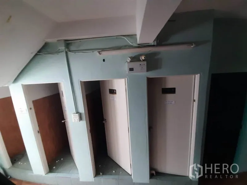 อาคารพาณิชย์ ให้เช่าในWatthana, Bangkok - แถวห้องน้ำแบบคูหา ประตูสีขาว ใต้บันได พร้อมพื้นกระเบื้อง