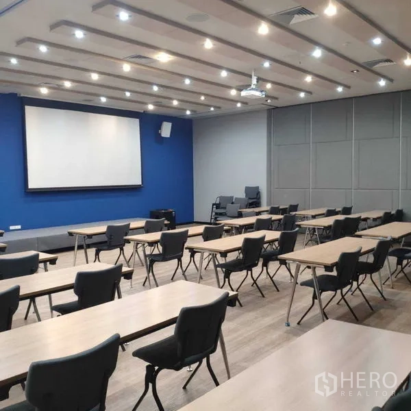 办公空间 出租 - 培训/会议室，配投影幕与成排桌椅。