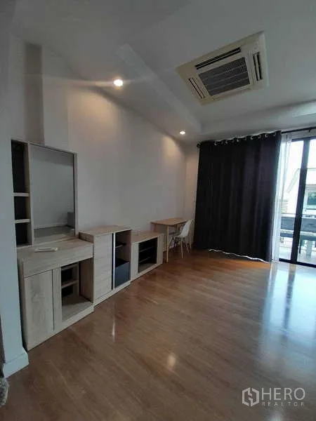 ทาวน์เฮาส์ ให้เช่าในKhlong Toei, Bangkok - ห้องนอนหรือห้องทำงานพร้อมตู้บิวท์อิน โต๊ะ และทางออกสู่ระเบียง