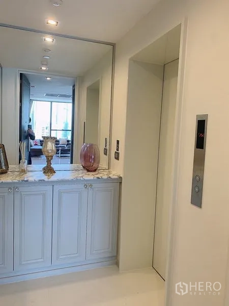 公寓 出售 - 私密前厅，带大理石台面柜与电梯前室入口。