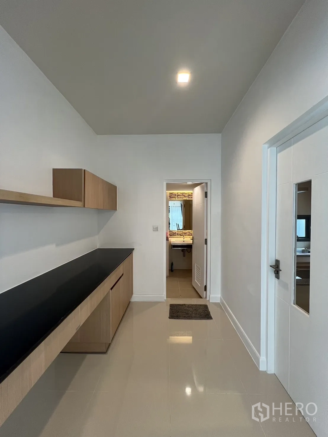 独立式住宅 出租在Bang Kapi, Bangkok - 备餐区，长条黑色台面与上方吊柜。