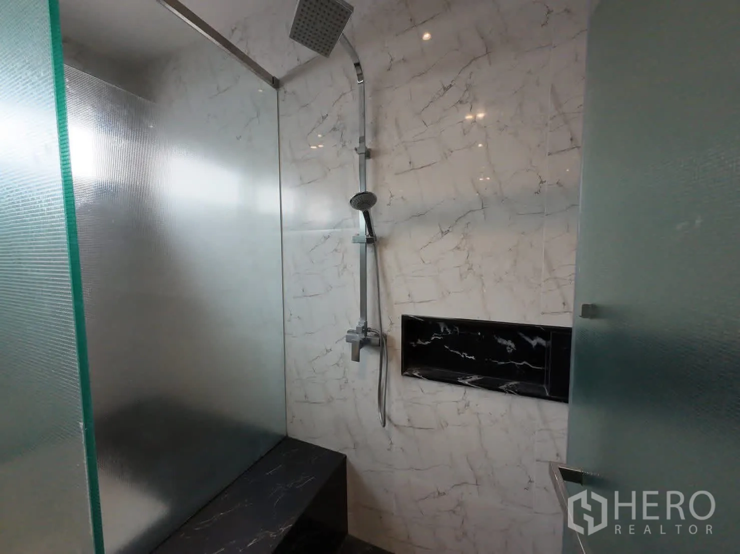 ทาวน์เฮาส์ ให้เช่าหรือขายในLat Phrao, Bangkok - ตู้อาบน้ำกระจก ฝักบัวเรน ช่องวางของสีดำ