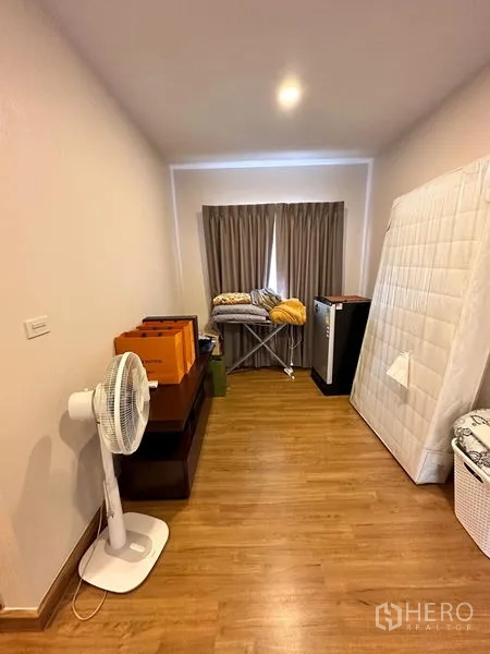 บ้าน ขายในPrawet, Bangkok - ห้องอเนกประสงค์พื้นไม้ หน้าต่างติดผ้าม่าน พัดลม และของเก็บของ