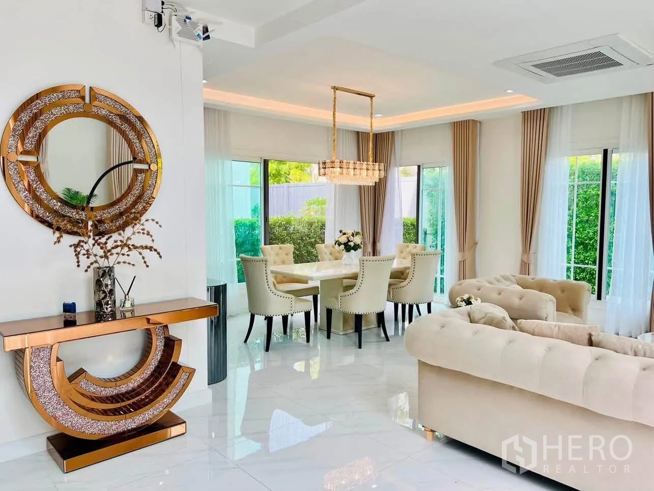Detached House for rent in Bang Phli, Samut Prakan - Entrance hall leading to a dining area with a chandelier and beige sofas.