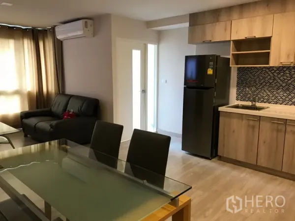 คอนโด ให้เช่าในWatthana, Bangkok - พื้นที่นั่งเล่นแบบเปิดโล่งพร้อมโซฟา ชุดทานอาหาร และครัวตู้ไม้กับตู้เย็นสูง