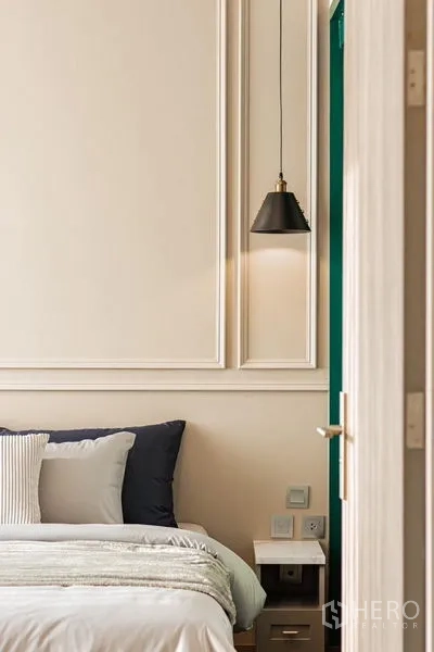 คอนโด ให้เช่าในKhlong Toei, Bangkok - มุมข้างเตียง ผนังตกแต่งบัว ไฟแขวนสีดำ และโต๊ะข้างเตียง