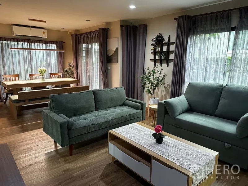 独立式住宅 出租在Prawet, Bangkok - 开放式客餐厅，木地板，自然采光充足。