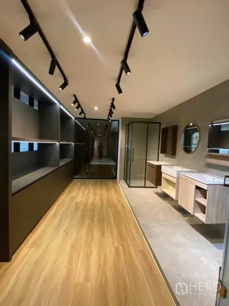 带办公室的家 出租在Wang Thonglang, Bangkok - 走廊式空间，内置展示柜、洗手台与镜面，轨道灯照明