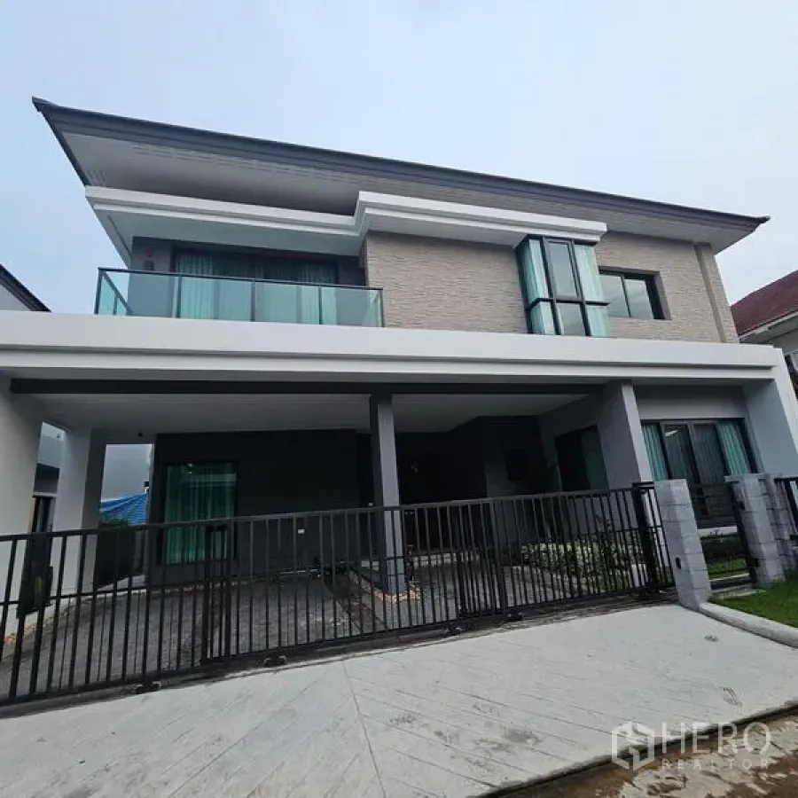 บ้าน ให้เช่าในSaphan Sung, Bangkok - ด้านหน้าบ้านเดี่ยวสองชั้น พร้อมระเบียงและที่จอดรถในร่ม.