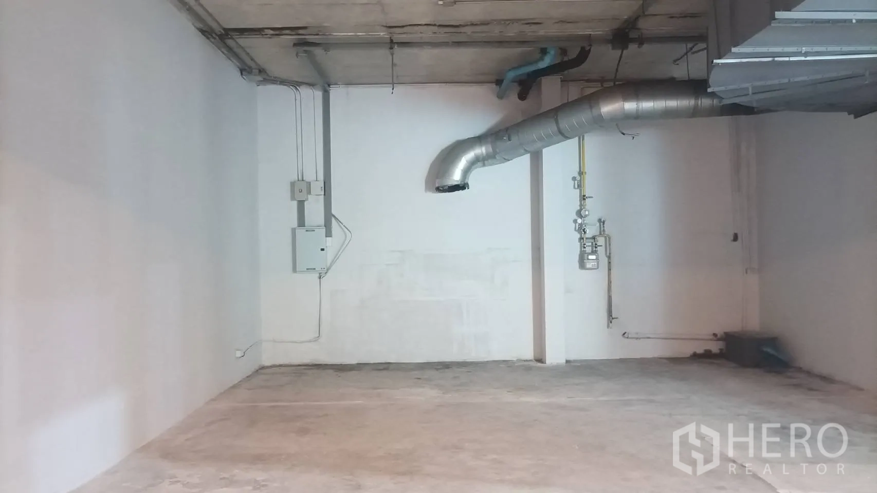 零售空间 出租 - 转角玻璃店铺，紧邻电梯区与现代照明。