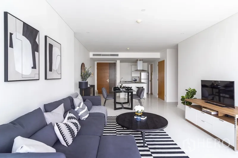 คอนโด ให้เช่าในWatthana, Bangkok - ห้องนั่งเล่นเชื่อมต่อมุมทีวีและพื้นที่รับประทานอาหารต่อเนื่องถึงครัวสมัยใหม่