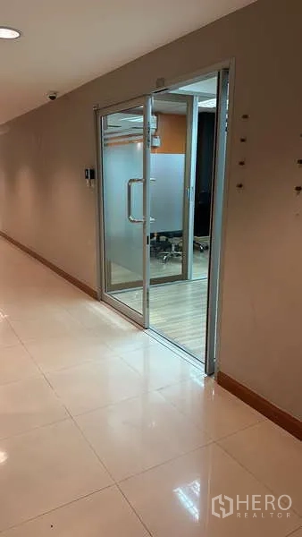 สำนักงาน ให้เช่า - ประตูกระจกพร้อมแผ่นฟรอสต์ เปิดจากโถงทางเดินเข้าสู่ชุดสำนักงาน