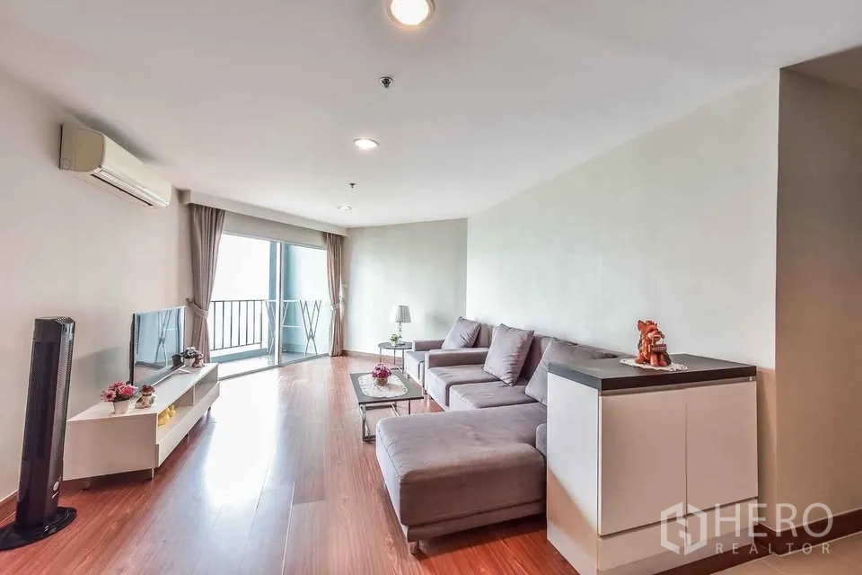 公寓 for rent in Huai Khwang, Bangkok - 客厅通过推拉玻璃门连接阳台。