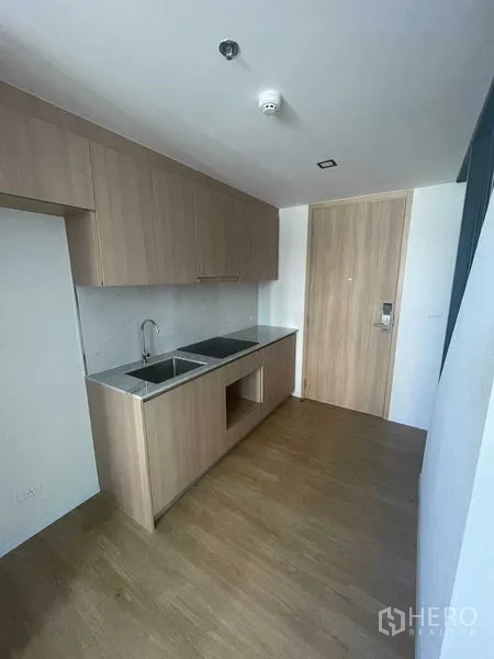 คอนโด ให้เช่าในKhlong Toei, Bangkok - ครัวกะทัดรัด ตู้ไม้บิวท์อิน อ่างล้างจานคู่ และพื้นที่วางเตา