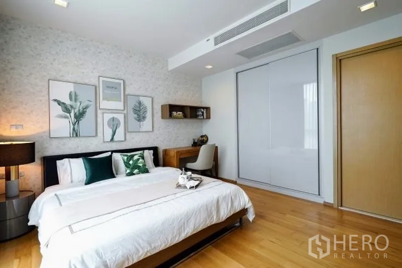 คอนโด ให้เช่าในWatthana, Bangkok - ห้องนอนมาสเตอร์สว่าง พื้นไม้ ตู้เสื้อผ้าบิวท์อิน มุมทำงาน และงานศิลปะผนังร่วมสมัย