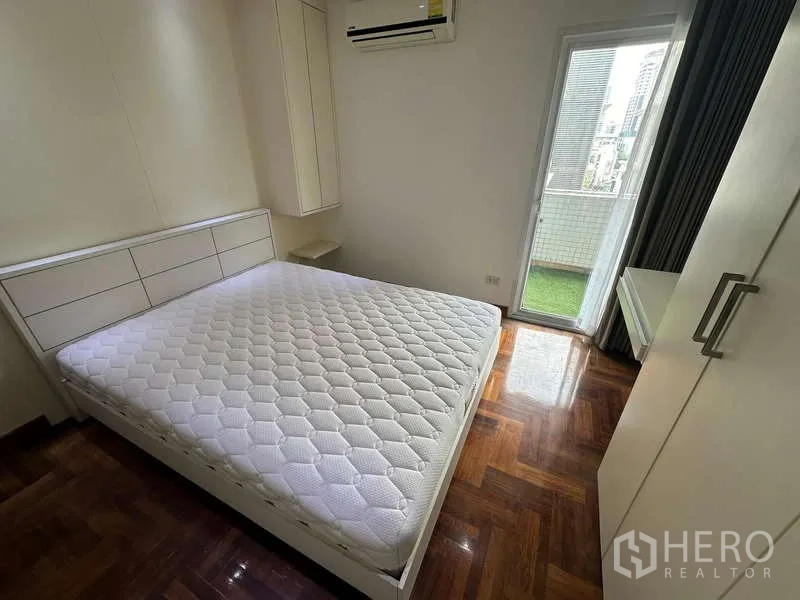 คอนโด ให้เช่าในWatthana, Bangkok - ห้องนอนขนาดพอดี มีเตียง ตู้เสื้อผ้า แอร์ และประตูออกสู่ระเบียง